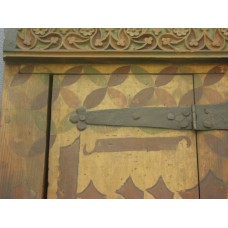 Aumbry with overlapping circles forming crosses